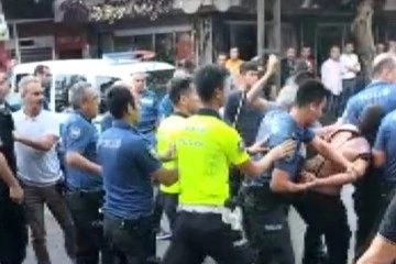 Kavgayı ayıran polis yaralandı, vatandaşlar saldırganları linç etmek istedi