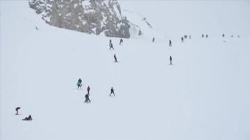 Kayak merkezlerinde en aşkın kar kalınlığı Hakkari'de ölçüldü