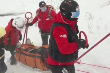 Kayak yaparken yaralanan İranlı turisti JAK timi kurtardı