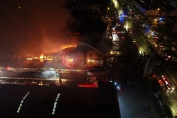 Kayseri'de çelik kapı fabrikasında büyük yangın