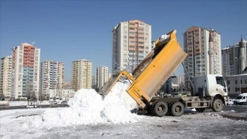 Kayseri'de evlatların kızak tadı düşüncesince kamyonla kar taşındı