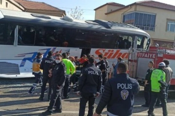 Kayseri'de kamyonetle çarpışan yolcu otobüsü evin duvarına çarptı: Yaralılar var
