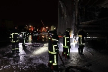 Kayseri'de yangın paniği: 10 dükkan ve 3 tır küle döndü