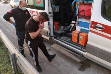 Kazada kanlar zarfında kalan sürücü ayakkabısı çamurlu bulunduğu düşüncesince ambulanstan indi