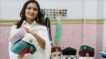 Kazak terzi, geleneksel şapka 'takya'yı modernize ederek baştan yaygınlaştırıyor
