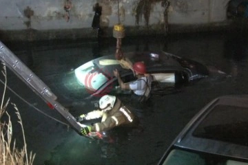 Kazaya karışan otomobiller dereye uçtu: Mahsur kalan 4 kişiyi itfaiye ekipleri kurtardı