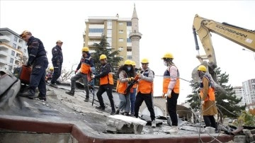 Kentsel dönüşümde yıkılan çatı enkazında AFAD gönüllülerine eğitim