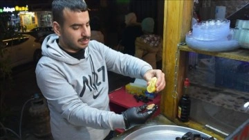 Kerküklü genç, Iraklıları Türkiye'den getirmiş olduğu 'midye dolmayla' tanıştırdı