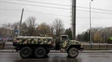 Kiev'de resmi binaların toprak almış olduğu alanda tabanca sesleri duyuldu