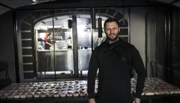 Kiev'deki Türk iş insanı değme gündüz 1000 denli Ukraynalıya parasız yemek dağıtıyor