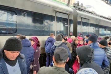 Kiev'i geçilmek isteyen halk tren istasyonlarında izdihama neden oldu