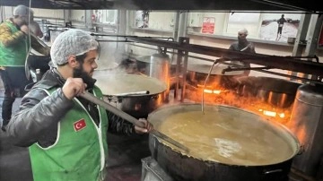 Kilis'te İHH geri hizmet merkezinde pişirilen yemekler depremzedelere ulaştırılıyor