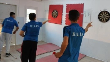 Kilis'te konteynerden meydana getirilen salonda geleceğin dart şampiyonları yetişiyor