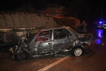 Kilis'te tıra çarpan araç alev alev yandı, otomobildeki 3 kişi sonuç anda kurtuldu