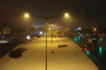 Kilit kavşak Kırıkkale’de kar yağışı yeniden başladı: Karayollarından üst düzey tedbir
