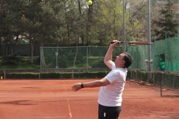 Kırgız Büyükelçi'den genç sporculara taş çıkartan tenis performansı