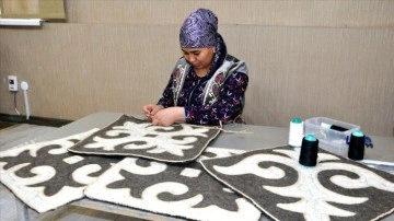 Kırgızların etraflıca ömürlü halısı 'şırdak' iklim haricinde alıcısını arıyor