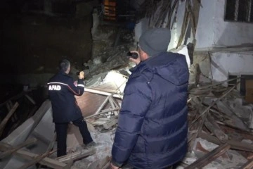 Kırıkkale'de iki katlı metruk bina çöktü