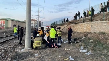 Kırıkkale'de servis midibüsünün devrildiği kazada 15 iştirakçi yaralandı