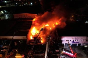 Kocaeli'de bir iş yerinde yangın çıktı, ekiplerin alevlere müdahalesi sürüyor