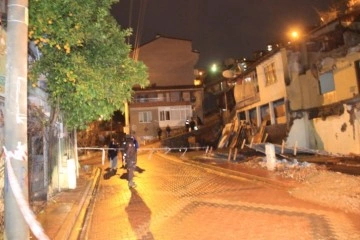 Kocaeli'de istinat duvarı yıkıldı, 2 ev boşaltıldı