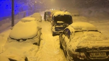 Kocaeli'de karda yolda kalan araçlar kurtarıldı