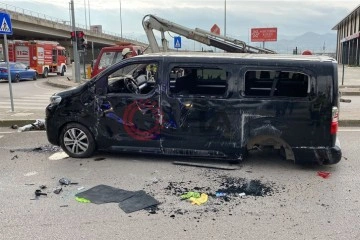 Kocaeli'de minibüs ile otomobil çarpıştı: 3 yaralı