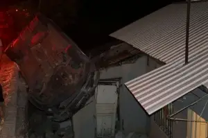 Kontrolden çıkan otomobil evin çatısına düştü