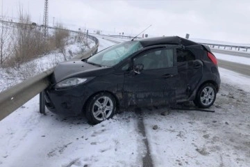 Kontrolden çıkan otomobil tıra arkadan çarptı: 2 yaralı