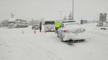 Konya'da kar yağışı ulaşımı aksi etkiliyor