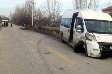 Konya'da öğrenci servisi ile otomobil çarpıştı: 14 yaralı