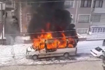 Konya'da park halindeki okul minibüsü alev alev yandı