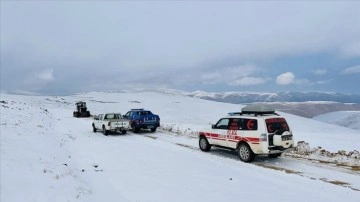 Kovid-19 hastasının karantina sürecinde edinmek istediği köyünün kardan boğunuk yolu açıldı