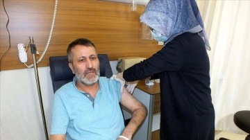 Kovid-19 zımnında 105 devir hastanede yattı, taburcu edilmeden aşısını yaptırdı