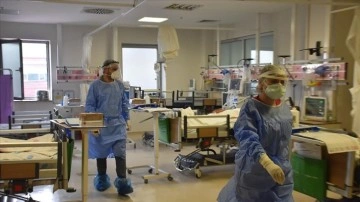 Kovid-19 servisindeki keyif personelleri hastaların aşılama pişmanlığına şehadet ediyor