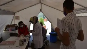 Köy köy dolaşıp aşı yapan sağlık ekipleri Kars'ı 'mavi' kategoriye taşıdı