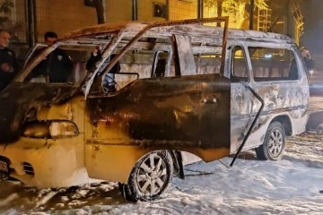 Küçükçekmece'de çalıntı bulunduğu öğrenilen panelvan minibüs yanarak kül oldu