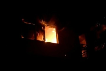 Kuşadası'nda bir ev yandı, 1 kişi dumandan etkilendi