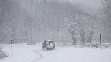 Kütahya'da derin kar yağışı ulaşımı aksatıyor