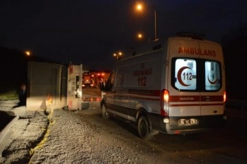 Kuzey Marmara Otoyolunda çakıl yüklü tır devrildi: 1 yaralı
