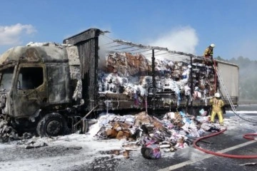 Kuzey Marmara Otoyolu’nda tekstil ürünleri yüklü tır alev alev yandı