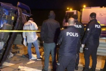 Kuzey Marmara Otoyolu’nda yem yüklü tır devrildi: 1 ölü, 1 yaralı