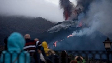 La Palma Adası'nda 19 Eylül'den buyana enerjik bulunan yanardağdan püskürtü akışı sürüyor