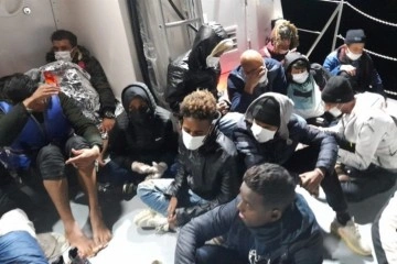 Lastik botla sürüklenen 17 düzensiz göçmen kurtarıldı