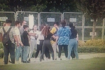 Liseli kız öğrenciler okul çıkışı parkta yumruk yumruğa kavga etti