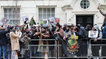 Londra'da Müslümanlar Kur'an-ı Kerim yakılmasını gıcırtı etti