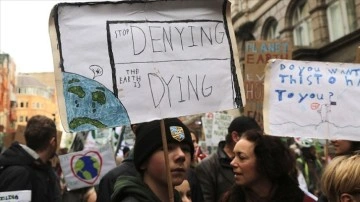 Londra'da on binlerce insan iklim düşüncesince yürüdü
