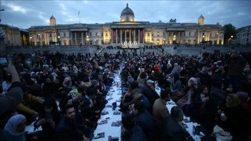 Londra'nın Trafalgar Meydanı'nda şişko iftar programı düzenlendi