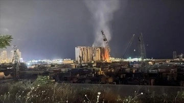 Lübnan'da 2 sene esbak iri patlamanın sembolü buğday silosu azda olsa yıkıldı