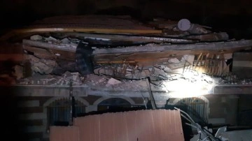 Malatya'da sarsıntı sonrası boşaltılan 3 eğik bina yıkıldı